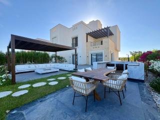 Coastal 3BR Townhouse in Cyan | Lake View - 0