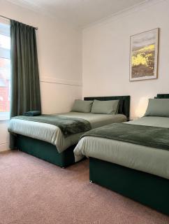 Large 3BR Balby Home Near Yorkshire Wildlife Park with Fast WiFi, Kitchen and Garden - 5