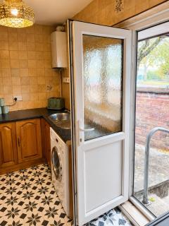 Large 3BR Balby Home Near Yorkshire Wildlife Park with Fast WiFi, Kitchen and Garden - 2