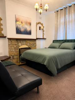 Large 3BR Balby Home Near Yorkshire Wildlife Park with Fast WiFi, Kitchen and Garden - 9