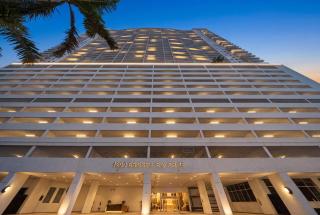 Modern Penthouse with Water Views - 2 Free Parking Spots - 6