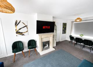 Comfortable 3BR Home for 8 near University, Kingsgate & Huddersfield Station - 6