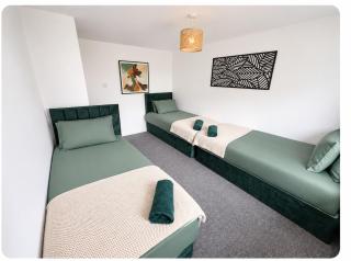 Comfortable 3BR Home for 8 near University, Kingsgate & Huddersfield Station - 7