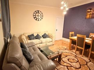 Spacious 4BR Entire House in Gateshead Centre - 6