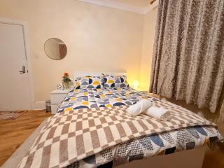 Spacious 4BR Entire House in Gateshead Centre - 2