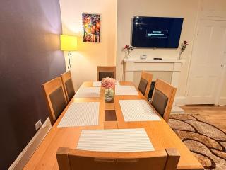 Spacious 4BR Entire House in Gateshead Centre - 1