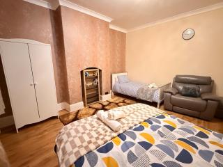 Spacious 4BR Entire House in Gateshead Centre - 8