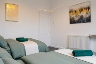 Well-Connected Rotherham House for 7 near Parkgate, Meadowhall, Sheffield and M1 - 1