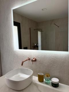 Guest suite with sea view, pool, and garden access - 1