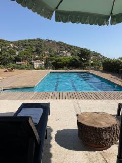 Guest suite with sea view, pool, and garden access - 0
