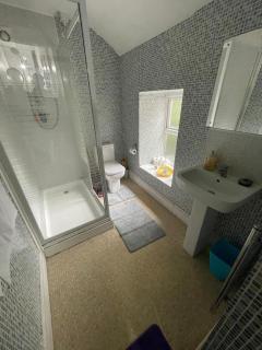 Private One double bedroom apartment free parking - 3