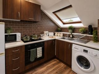 F15GH - Stylish Home with Garden and Parking - 1