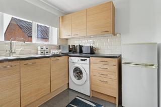 Comfortable Flat in Bedford Sleeps 3 to 4 Guests with Free Parking - 9