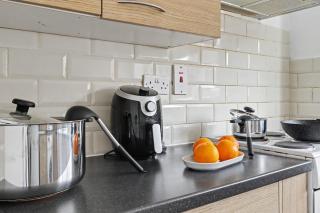 Comfortable Flat in Bedford Sleeps 3 to 4 Guests with Free Parking - 5