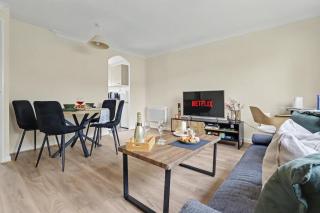 Comfortable Flat in Bedford Sleeps 3 to 4 Guests with Free Parking - 3