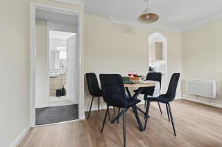 Comfortable Flat in Bedford Sleeps 3 to 4 Guests with Free Parking - 1
