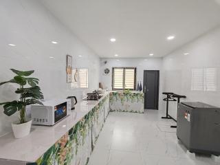 Mid Valley 5min CIQ KSL 10min 16Pax Netflix 5BR - 8