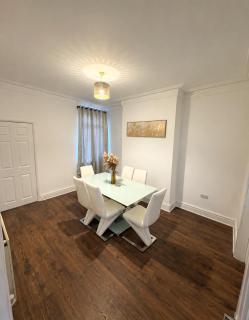 Spacious 4BR Stay at prime location in Doncaster - 5