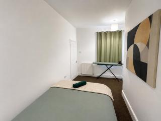 Spacious 4BR Stay at prime location in Doncaster - 3