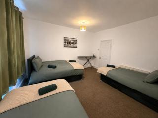 Contractor and Family Home in Doncaster with 4 Bedrooms, 2 Bathrooms and Fast WiFi - 8