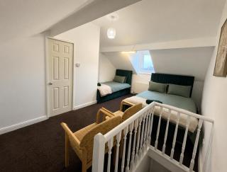 Spacious 4BR Stay at prime location in Doncaster - 1