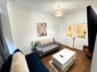 Spacious 4BR Stay at prime location in Doncaster - 0