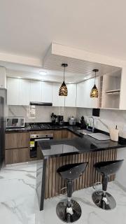 Modern & Luxury 3 bedroom apartment AC Parking - 0