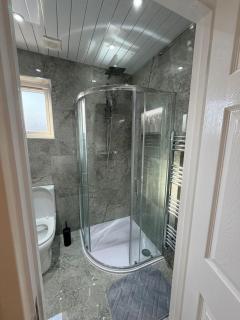 2 Bed Flat King Bed Near Heathrow Airport - 5