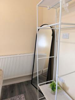 2 Bed Flat King Bed Near Heathrow Airport - 4