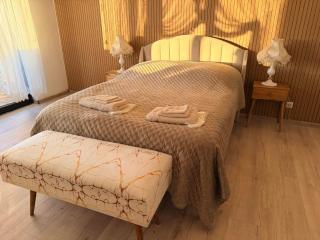 Spacious 2-Bedroom Apartment with Parking & Conservatory - 5