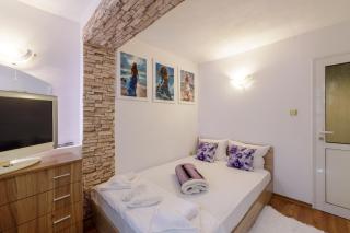 Top Central 2BR Flat near Sea & Roman Baths - 0