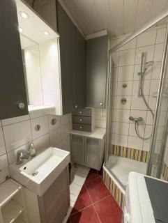Stylish Apartment near Airport & Train - 9