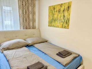 Stylish Apartment near Airport & Train - 2