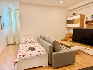 Central Spacious Stone Apartment - 0