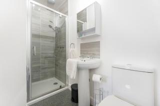 Modern 5 Bed Flat in Thornaby Road For Big Groups - 2