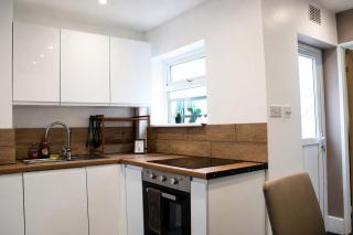 Near Anfield 3BR 6 Beds 2 Baths Parking - 6