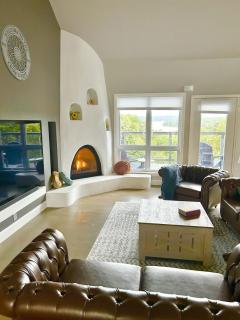 Unwind, hot tub, stunning views, mins to lake entrance, near downtown - 0