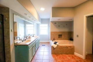 Unwind, hot tub, stunning views, mins to lake entrance, near downtown - 3