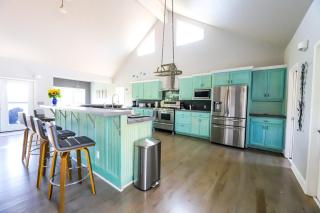 Unwind, hot tub, stunning views, mins to lake entrance, near downtown - 1