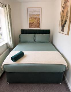 Spacious 4BR Bradford Home for contractors and familes of 11 with 9 Beds, Fast WiFi, Garden and Free Parking near Interchange, University and M606 - 8