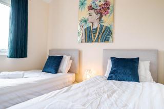 Modern Home, Sleeps 9, Free Parking, Near Anfield - 4