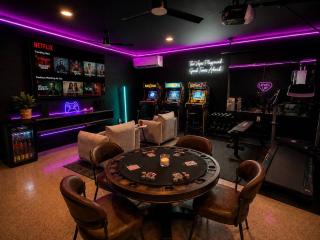 NEWLY Remodeled 4BR Home with Gym, Casita, Arcade Games - 2 mins to Airport - 5