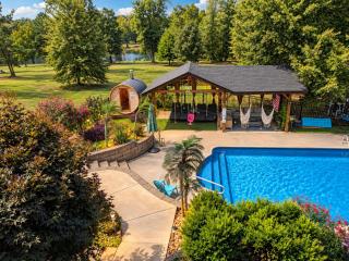 Lakefront 6BR house with Pool, Game Room & Private Pier - 6