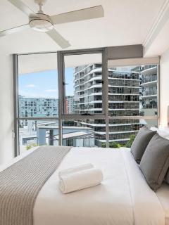 Modern 1BR Apartment with FREE Parking - 2