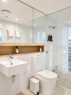 Modern 1BR Apartment with FREE Parking - 1