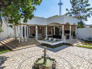 The Palace 10BR Villa Luxury Pool, Jacuzzi, Resort Style Bar - 4