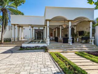 The Palace 10BR Villa Luxury Pool, Jacuzzi, Resort Style Bar - 3