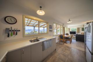 Manapouri Lakefront - 4