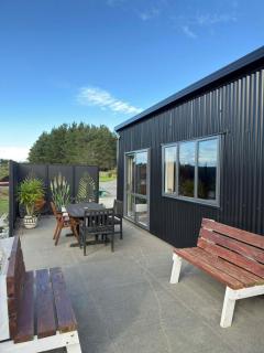 Waitarere, peaceful 2 bedroom rustic Beach House with Spa Pool - 0