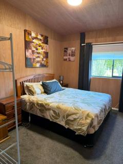 Waitarere, peaceful 2 bedroom rustic Beach House with Spa Pool - 9
